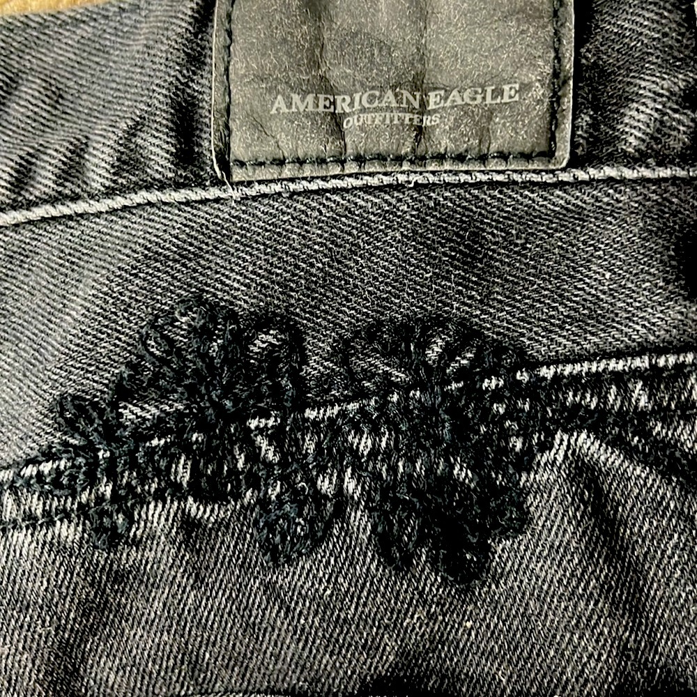 AEO Faded Black High Rise Ankle Mom Jean Size 00 Floral Rose Embroidery - Picture 10 of 12